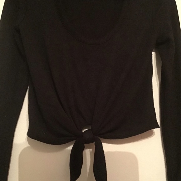 Aritzia Wilfred Free Front Tie Long Sleeve Crop Top Black - Picture 4 of 5